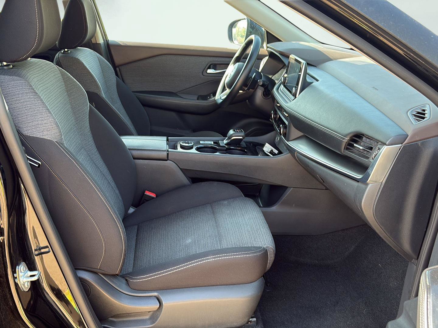 Used 2023 Nissan Rogue SV AWD/4WD image 3