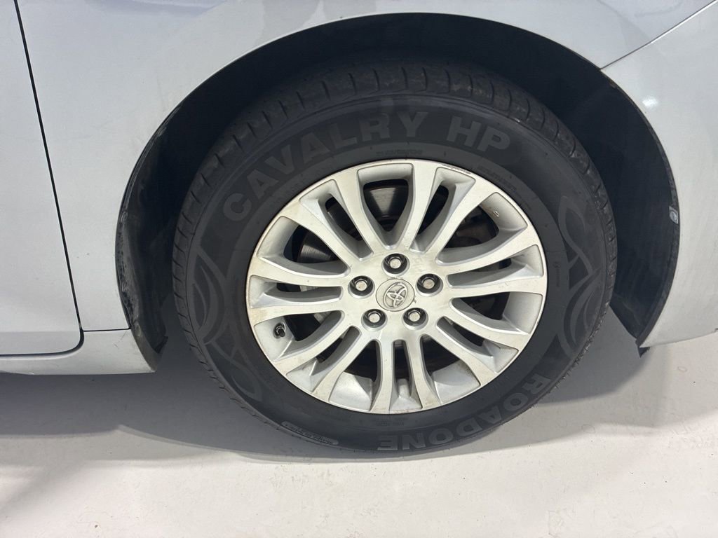 Used 2011 Toyota Sienna XLE image 30