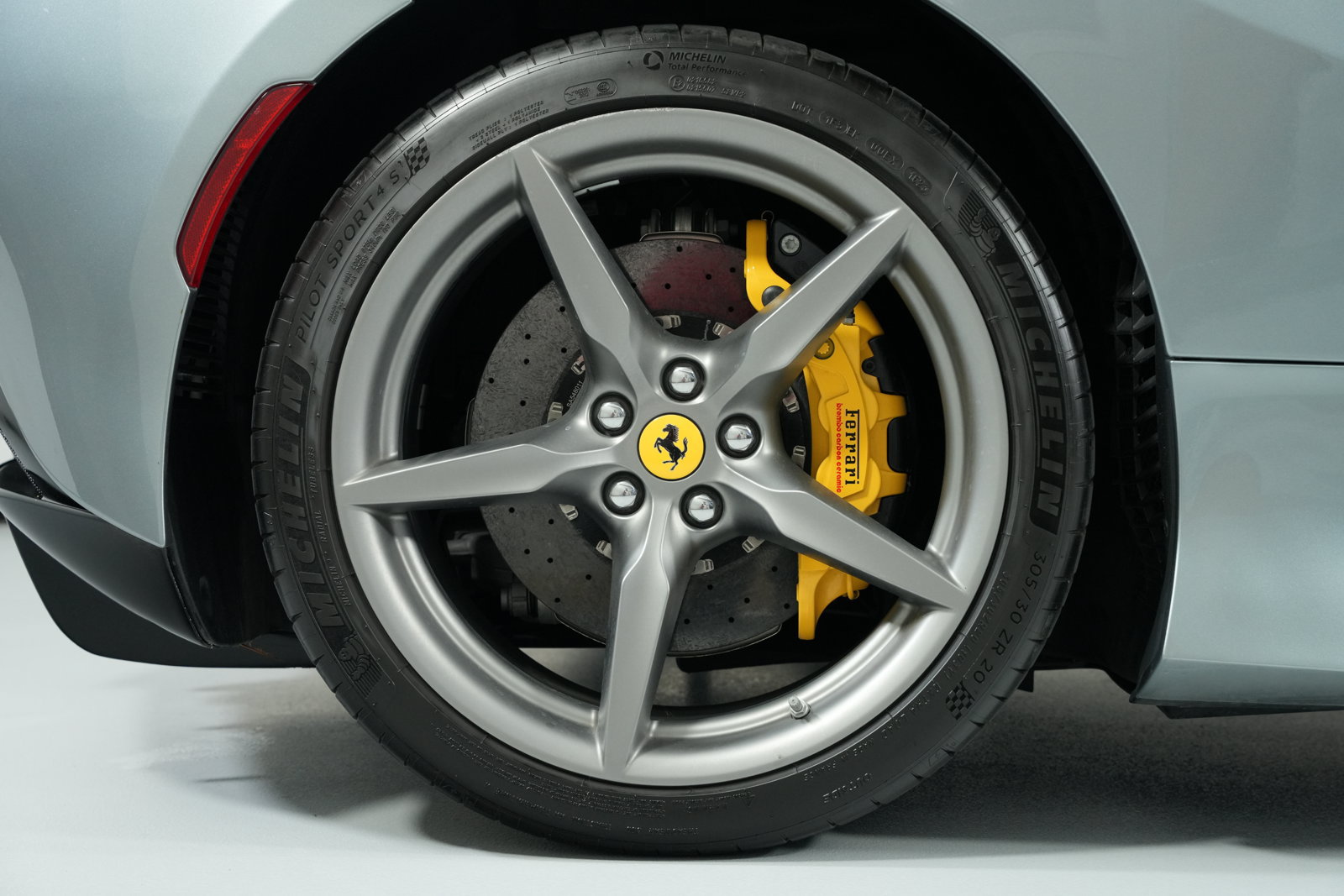 Used 2021 Ferrari F8 Spider RWD image 17