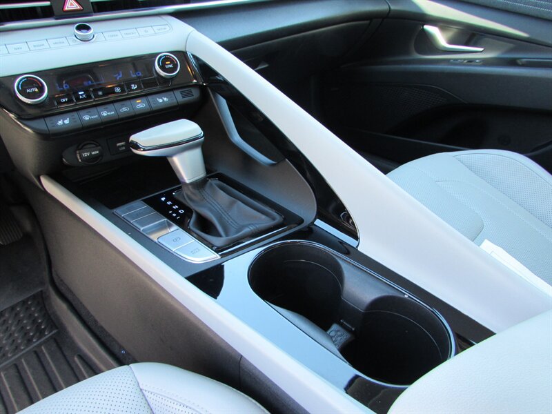Used 2023 Hyundai Elantra Limited FWD image 20