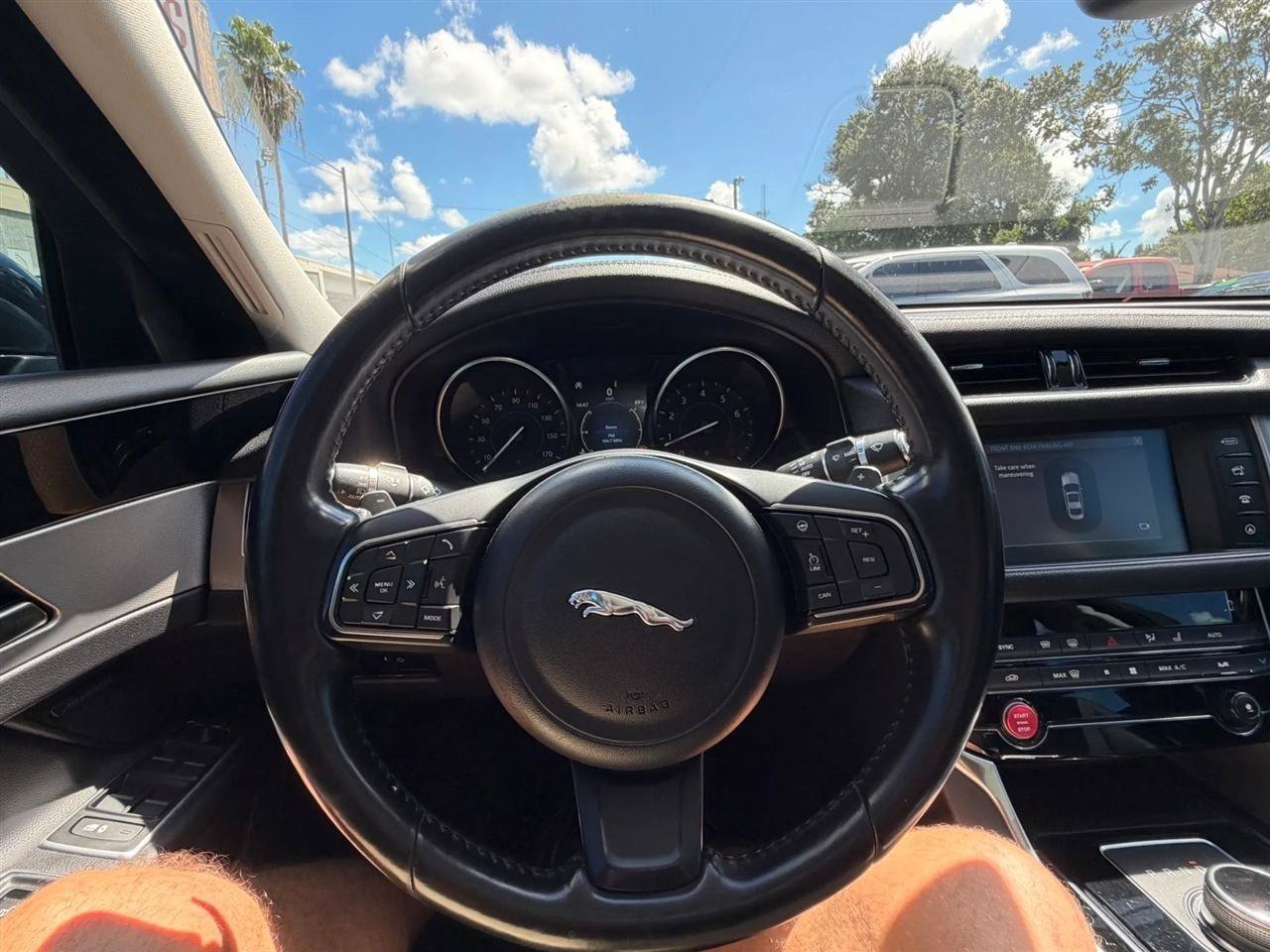 Used 2018 Jaguar XF Premium RWD image 43