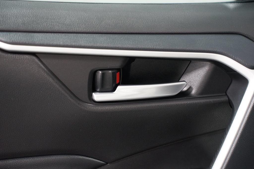 Certified 2025 Toyota RAV4 XLE FWD image 32