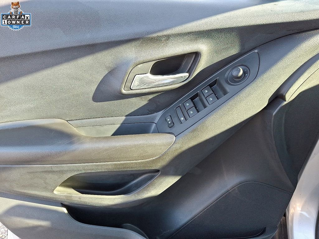 Used 2020 Chevrolet Trax LT w/ LT Convenience Package image 12