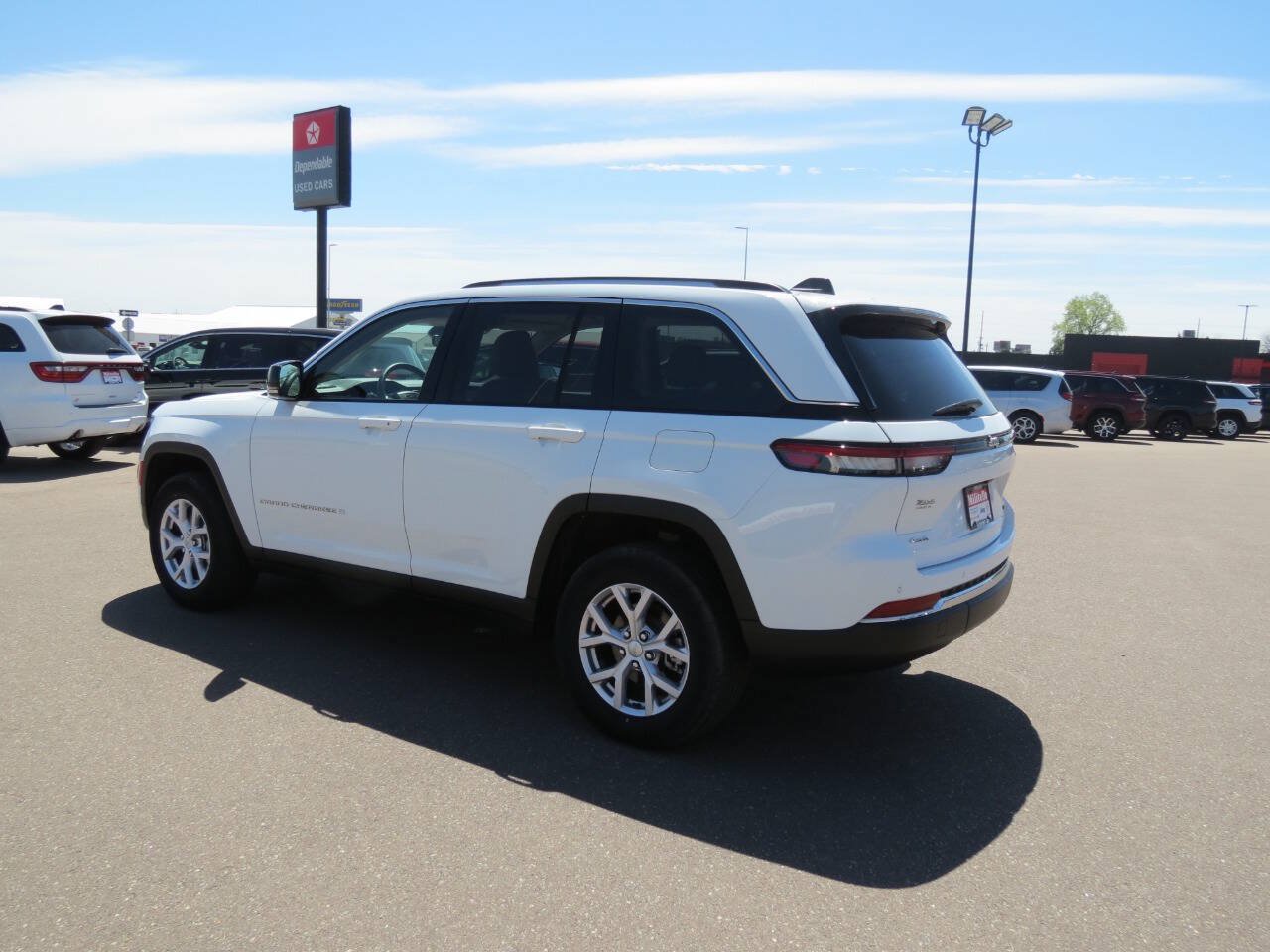 Used 2022 Jeep Grand Cherokee Limited AWD/4WD image 6