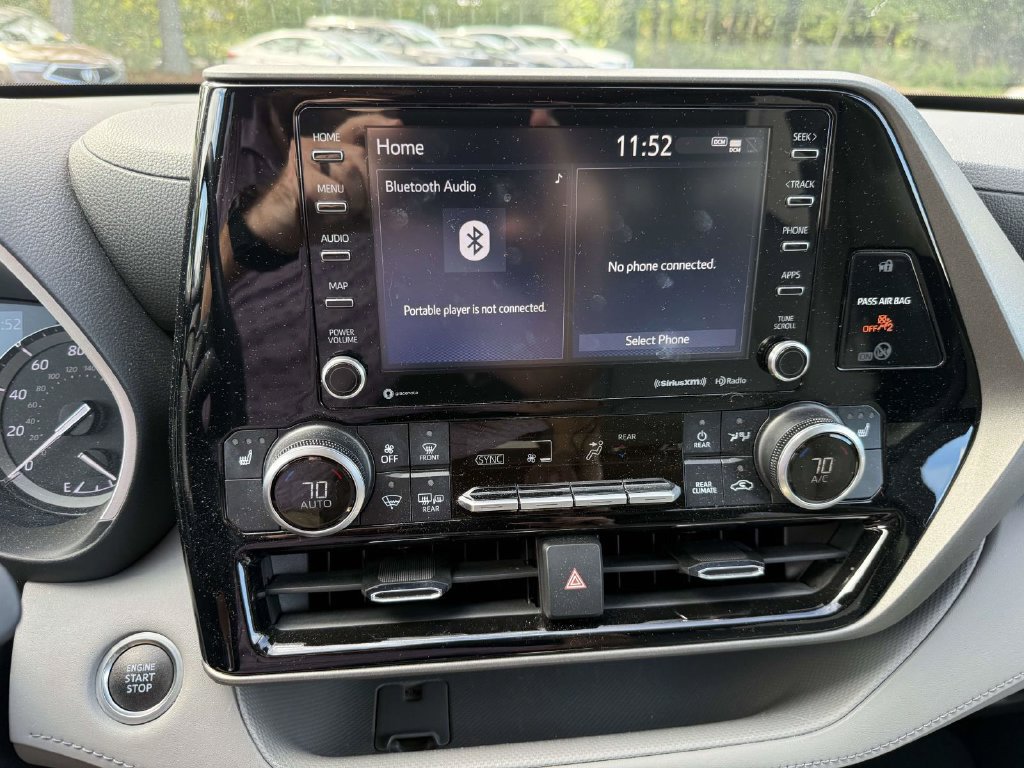 Used 2021 Toyota Highlander XLE AWD/4WD image 17
