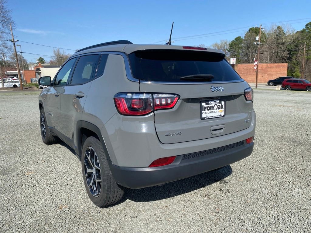 Used 2024 Jeep Compass Latitude image 5