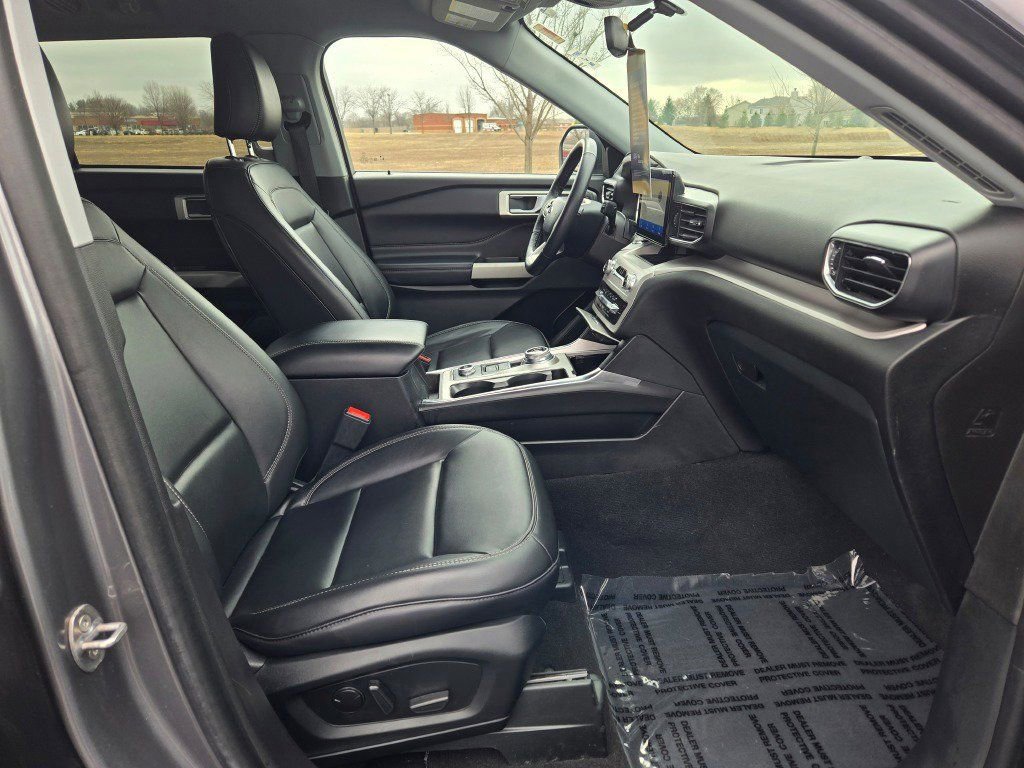 Certified 2023 Ford Explorer XLT w/ Equipment Group 202A image 7