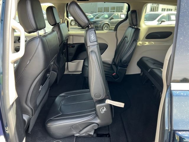 Used 2023 Chrysler Pacifica Touring-L FWD image 5