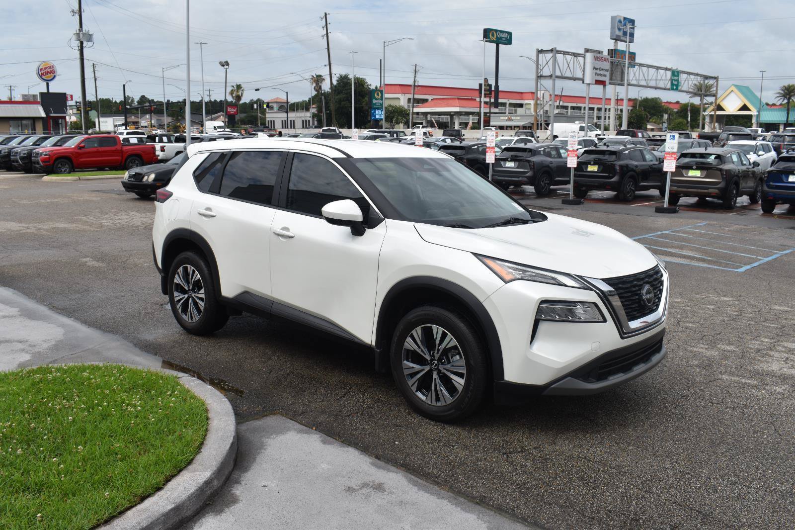 Used 2023 Nissan Rogue SV FWD image 15