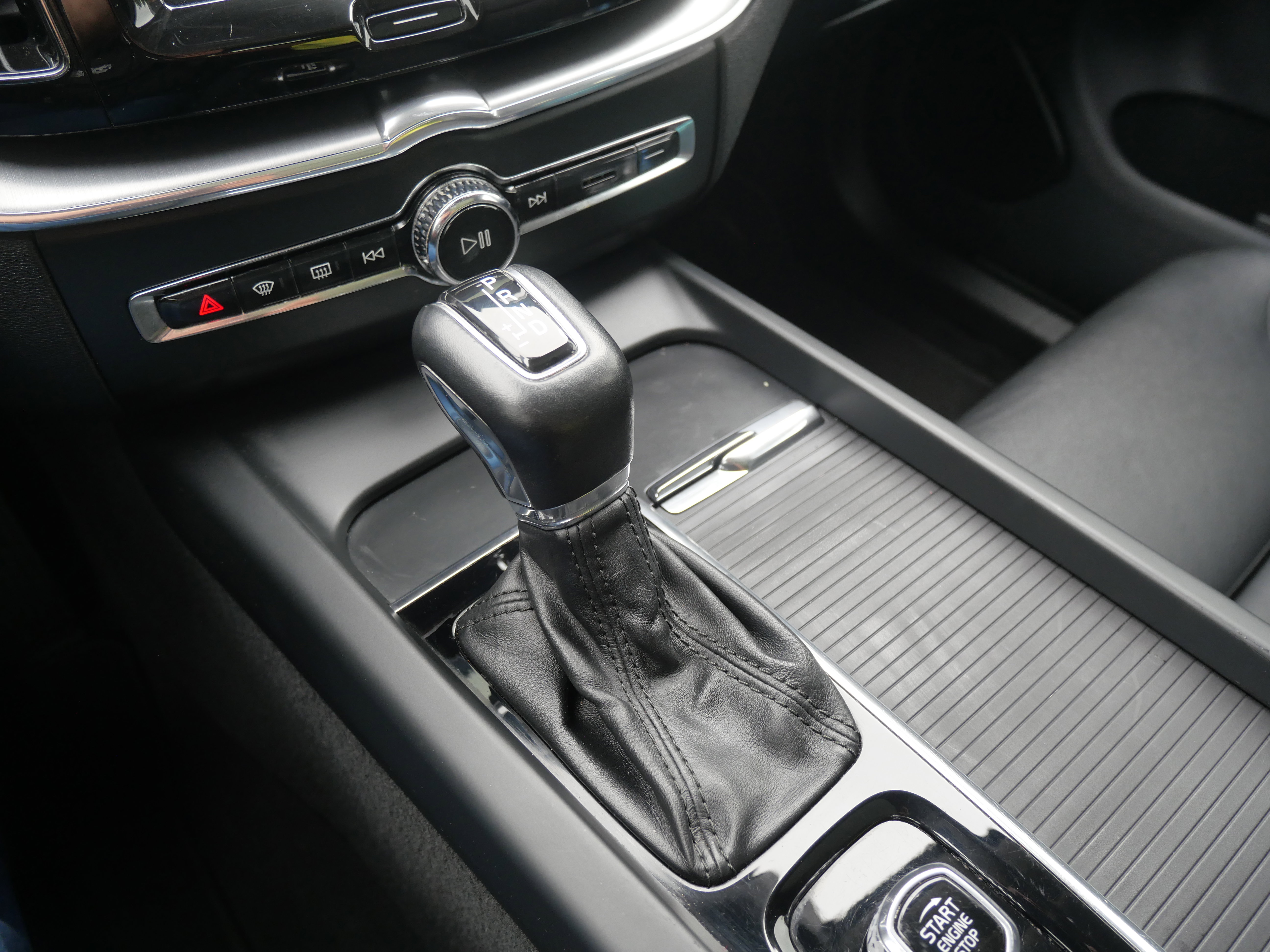 Used 2019 Volvo XC60 T5 Momentum w/ Protection Package Premier image 27