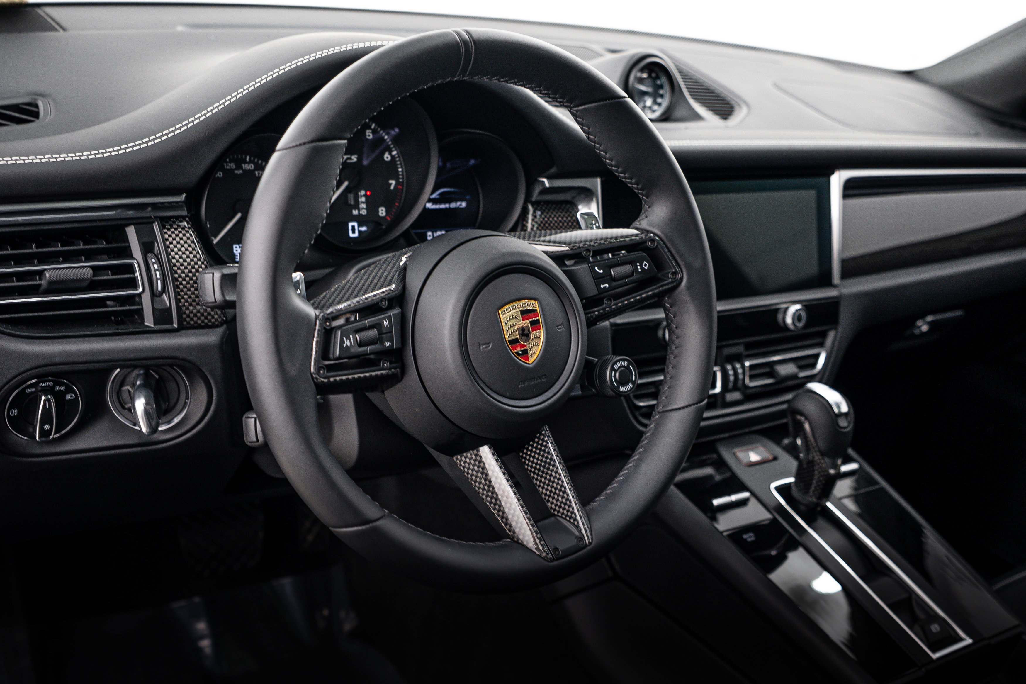 Certified 2025 Porsche Macan GTS AWD/4WD image 17
