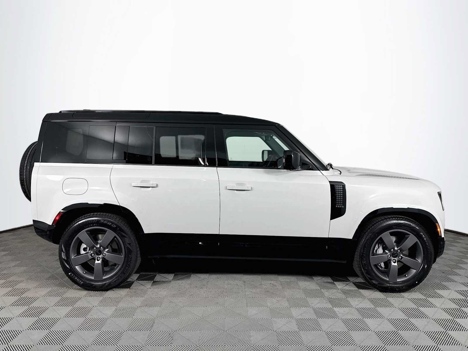 New 2026 Land Rover Defender 110 X-Dynamic SE AWD/4WD image 4