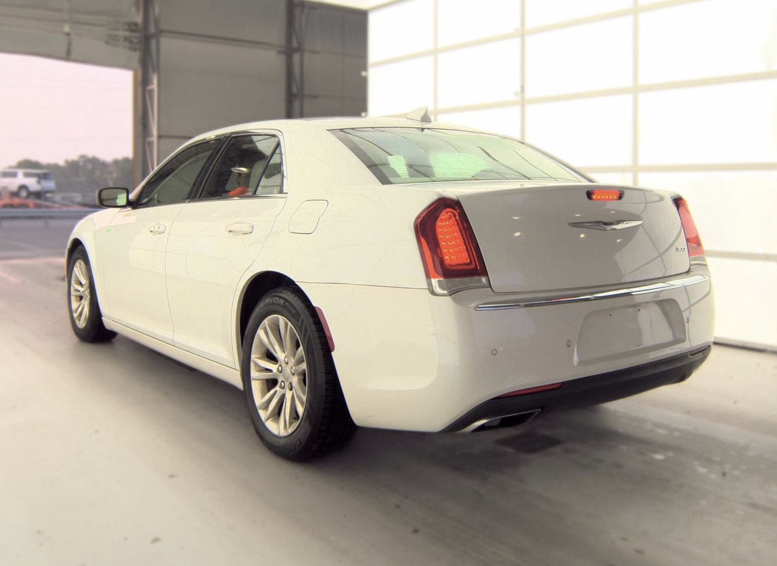 Used 2016 Chrysler 300 Limited RWD image 4