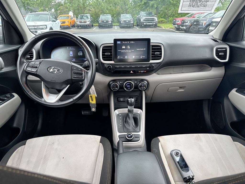 Used 2023 Hyundai Venue SEL FWD image 10