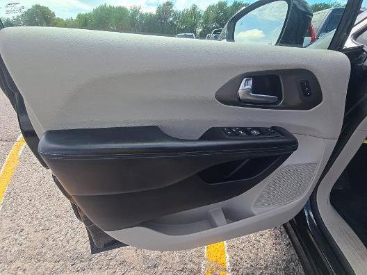 Used 2021 Chrysler Pacifica Touring-L FWD image 9