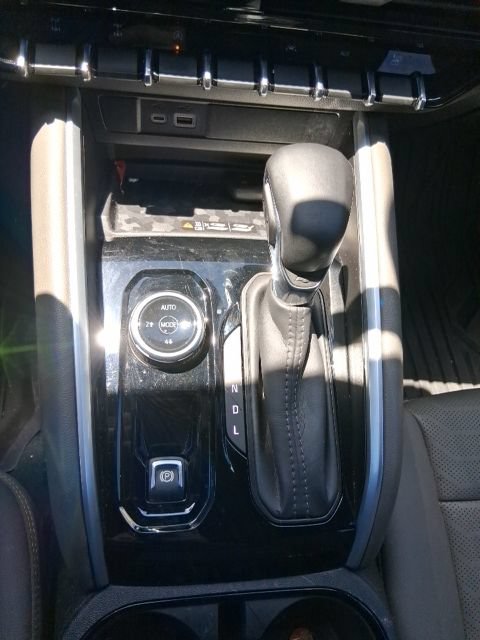 Used 2026 Chevrolet Colorado ZR2 w/ Technology Package AWD/4WD image 12