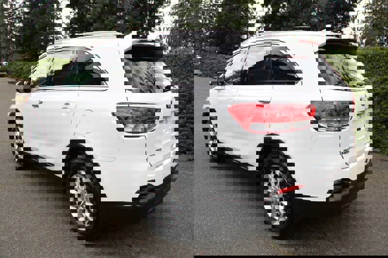 Used 2017 Kia Sorento LX w/ LX Convenience Package image 4