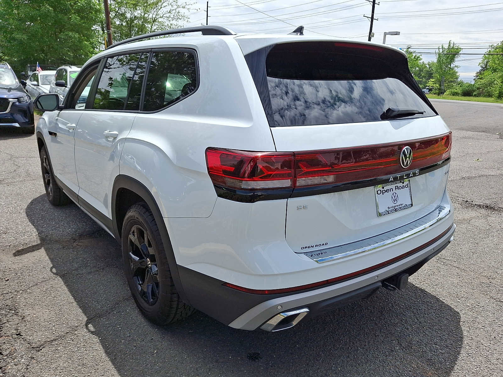 Used 2025 Volkswagen Atlas Peak Edition SE AWD/4WD image 4