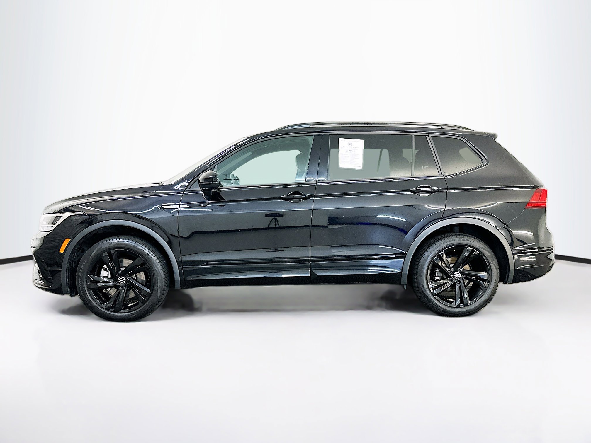 Used 2024 Volkswagen Tiguan SE R-Line image 4