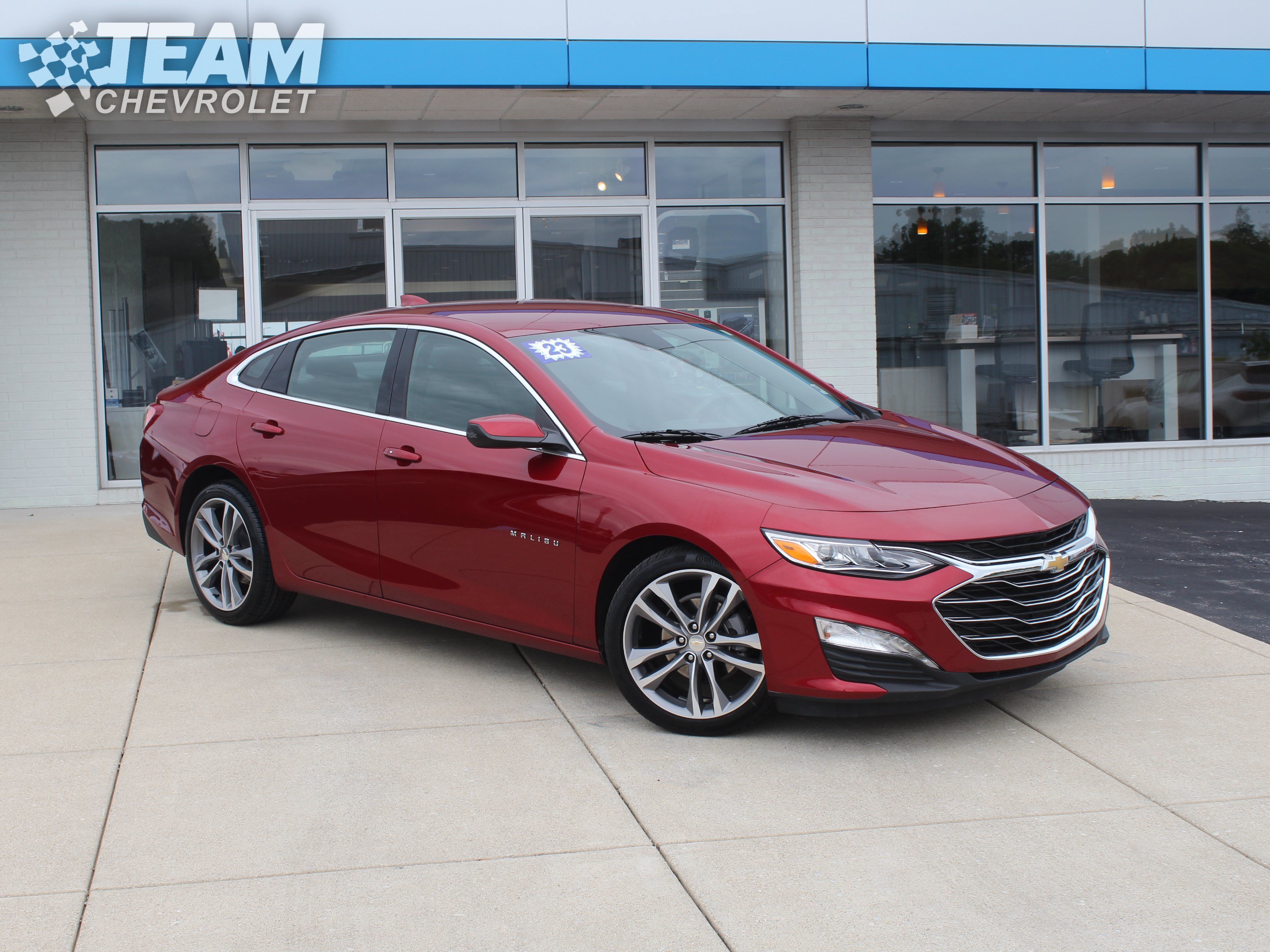 Used 2023 Chevrolet Malibu LT FWD image 2