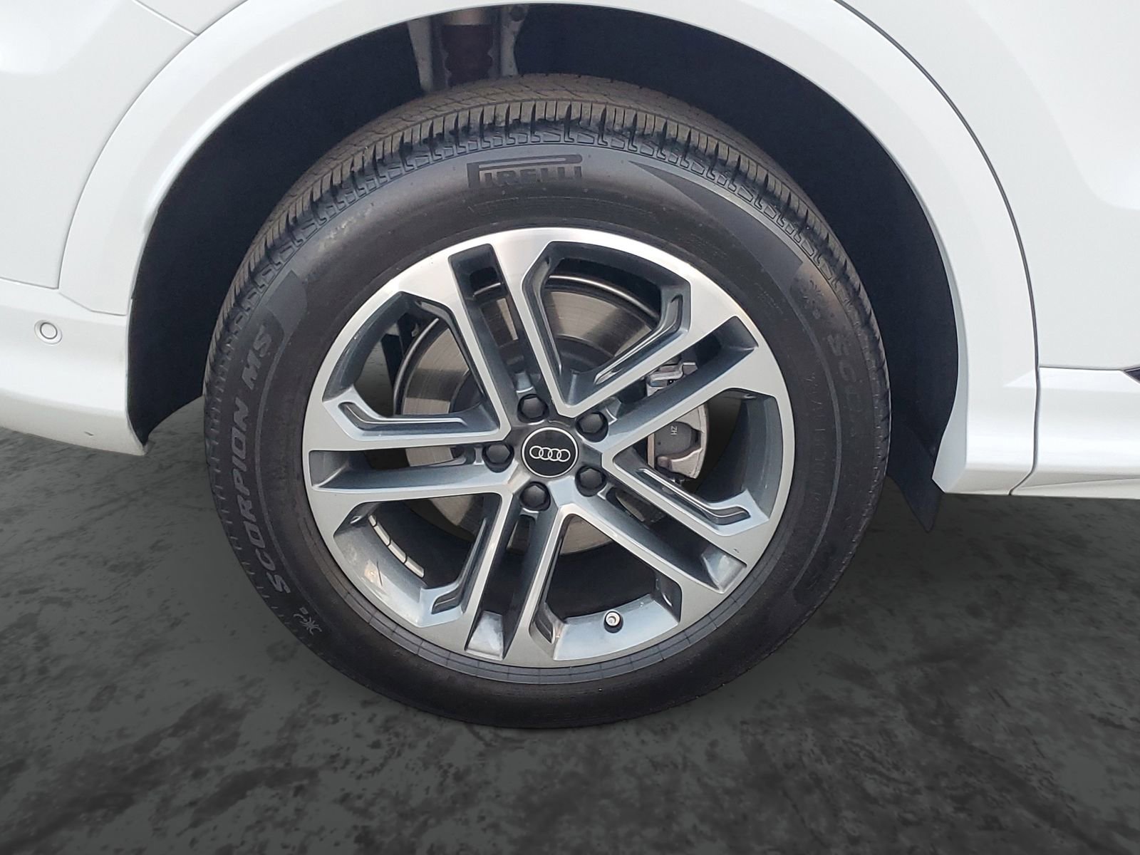 Used 2025 Audi Q5 Premium w/ Convenience Package image 5