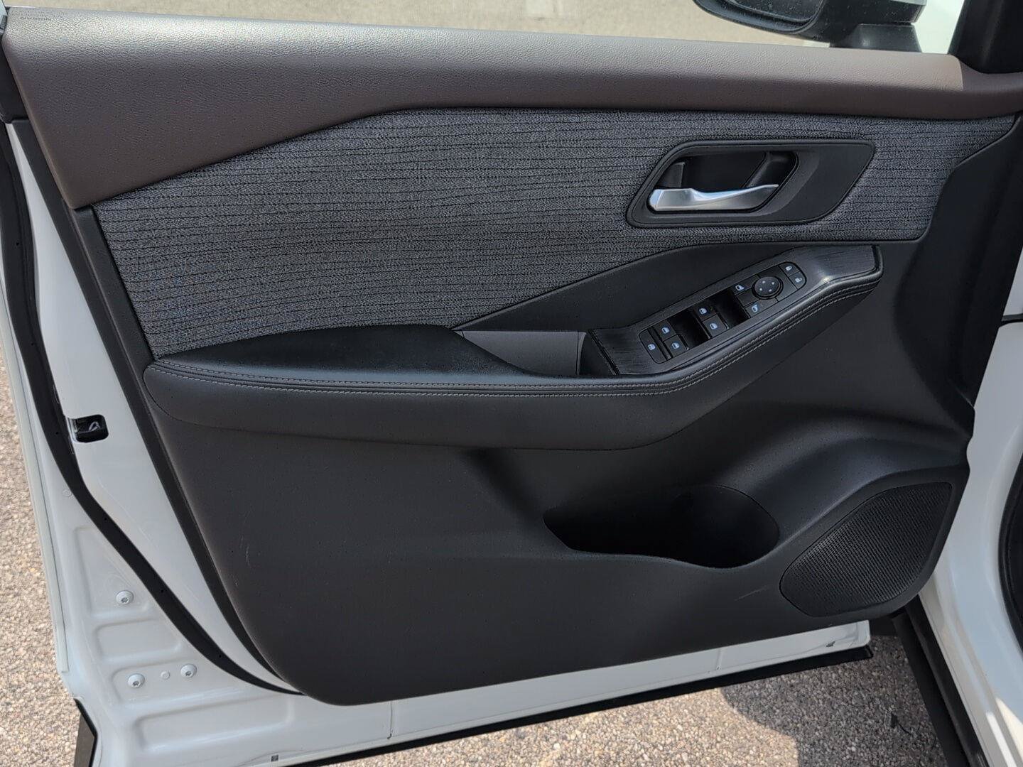 Used 2023 Nissan Rogue SV AWD/4WD image 15