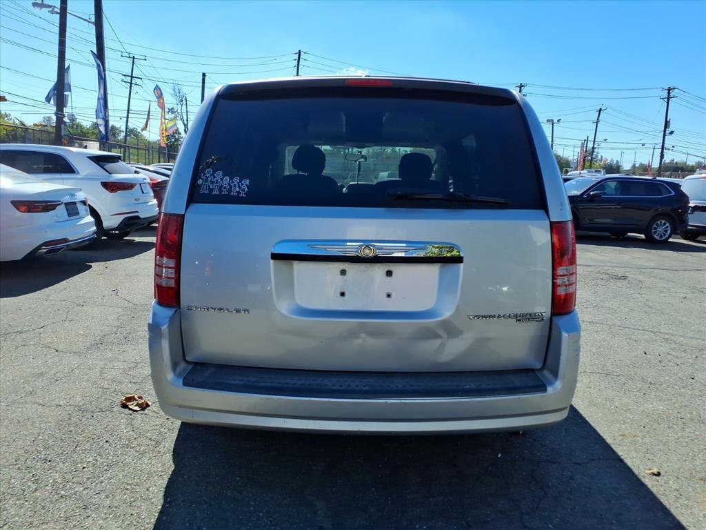 Used 2010 Chrysler Town & Country Touring image 4