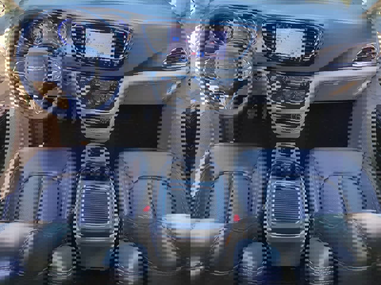 Used 2023 Chrysler Pacifica Touring-L image 15