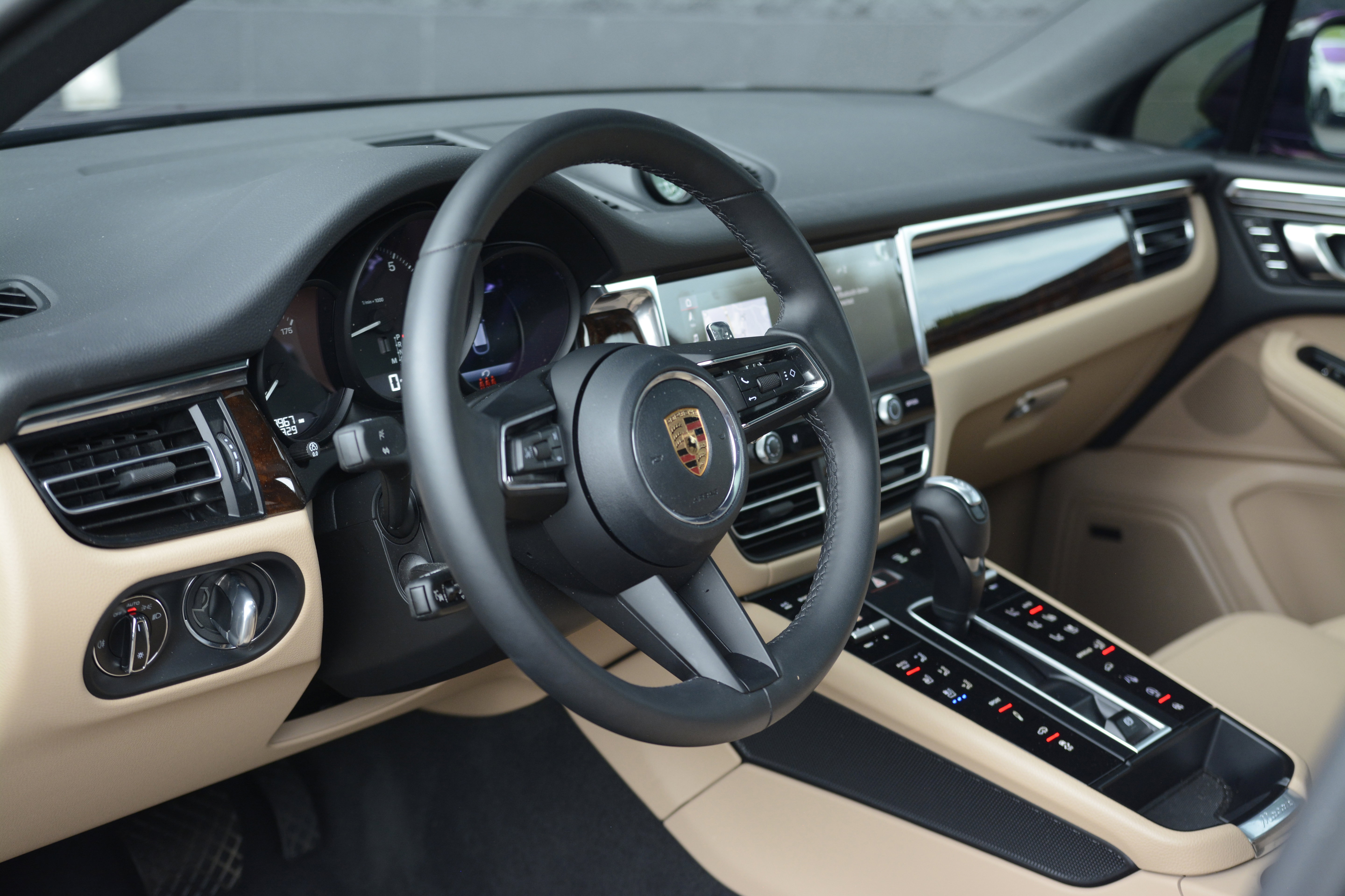 Certified 2026 Porsche Macan AWD/4WD image 4