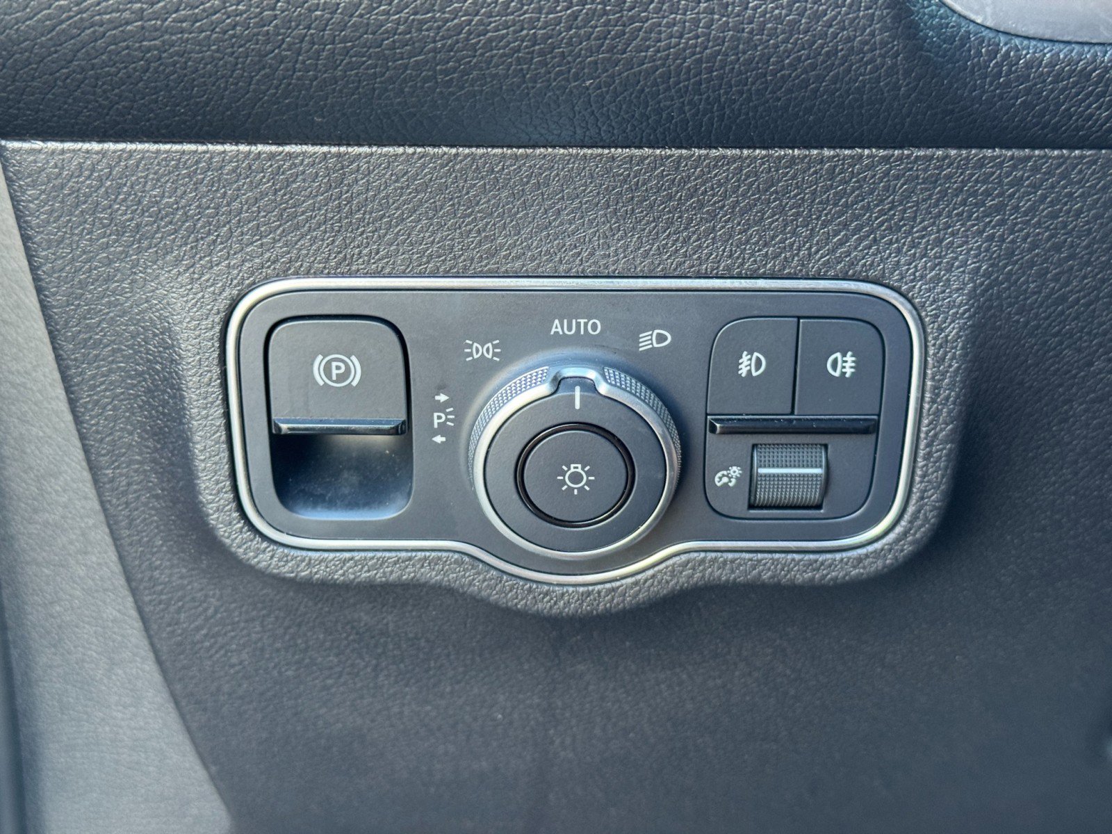 Used 2023 Mercedes-Benz GLB 250 w/ Premium Package image 19