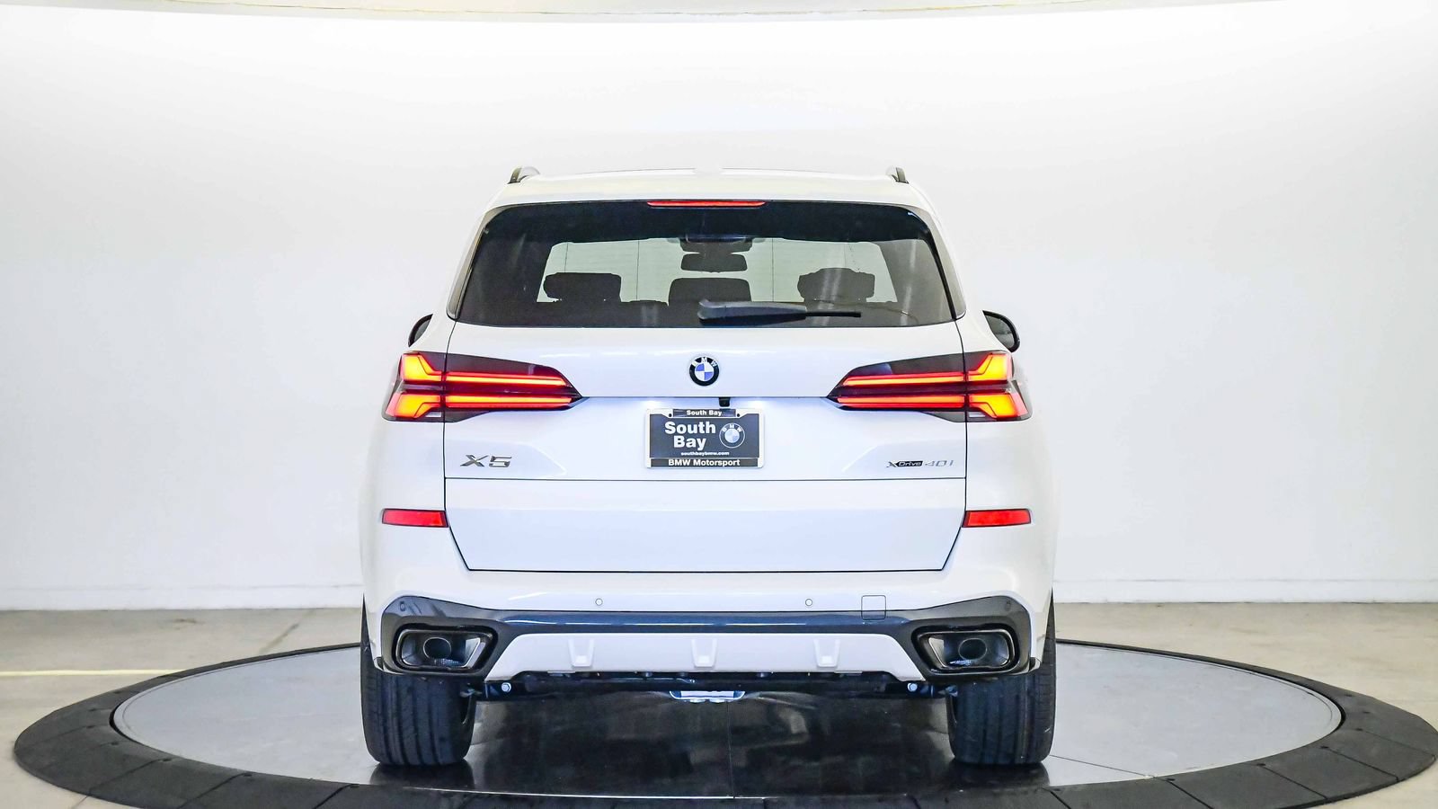 New 2026 BMW X5 xDrive40i w/ M Sport Package AWD/4WD image 3