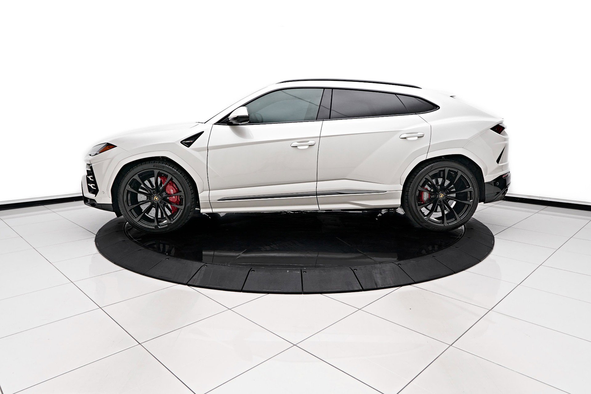 Used 2022 Lamborghini Urus AWD/4WD image 2