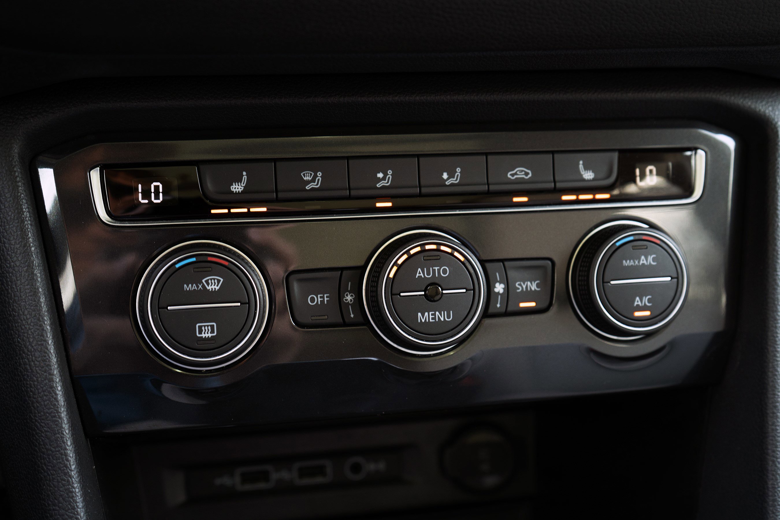 Used 2020 Volkswagen Tiguan SE w/ Panoramic Sunroof Package image 32