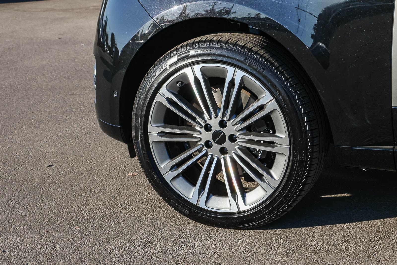 New 2026 Land Rover Range Rover Long Wheelbase SE AWD/4WD image 9
