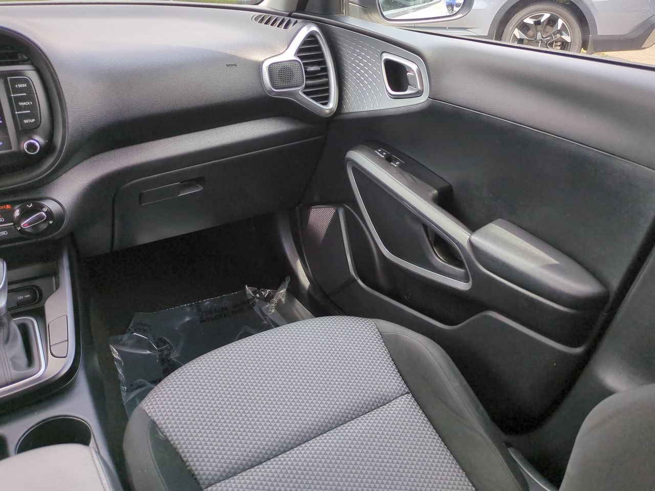 Certified 2022 Kia Soul LX w/ Technology Package FWD image 17