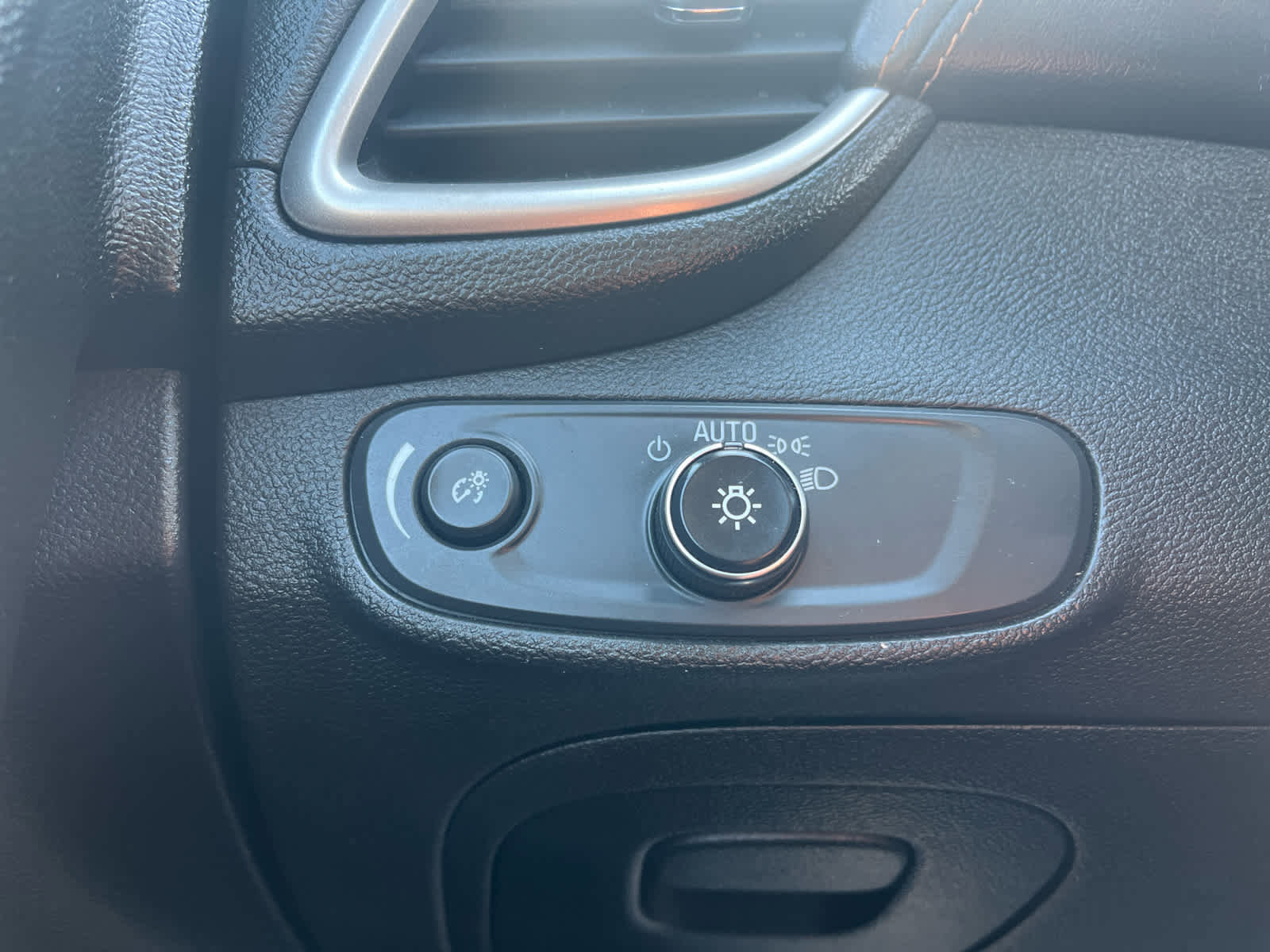 Used 2019 Chevrolet Trax LT w/ LT Convenience Package image 26