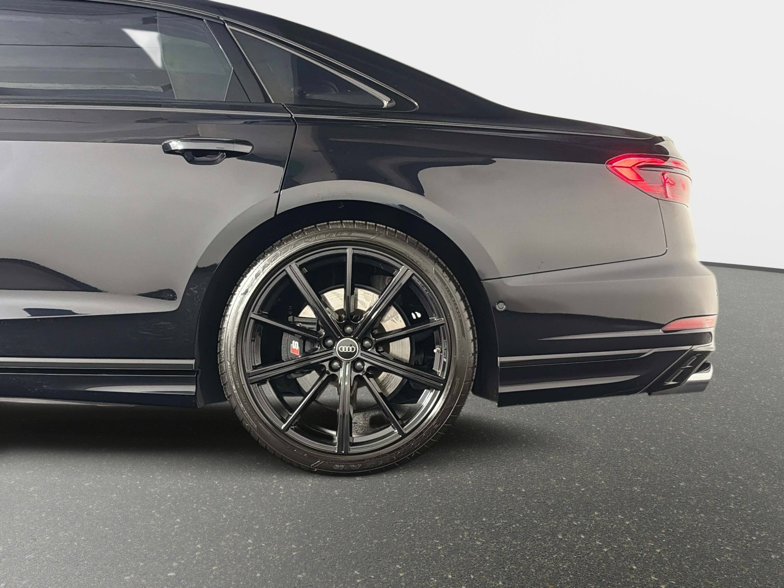 Used 2024 Audi S8 AWD/4WD image 13