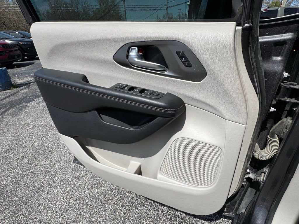 Used 2020 Chrysler Pacifica Touring-L w/ Tire & Wheel Group image 28