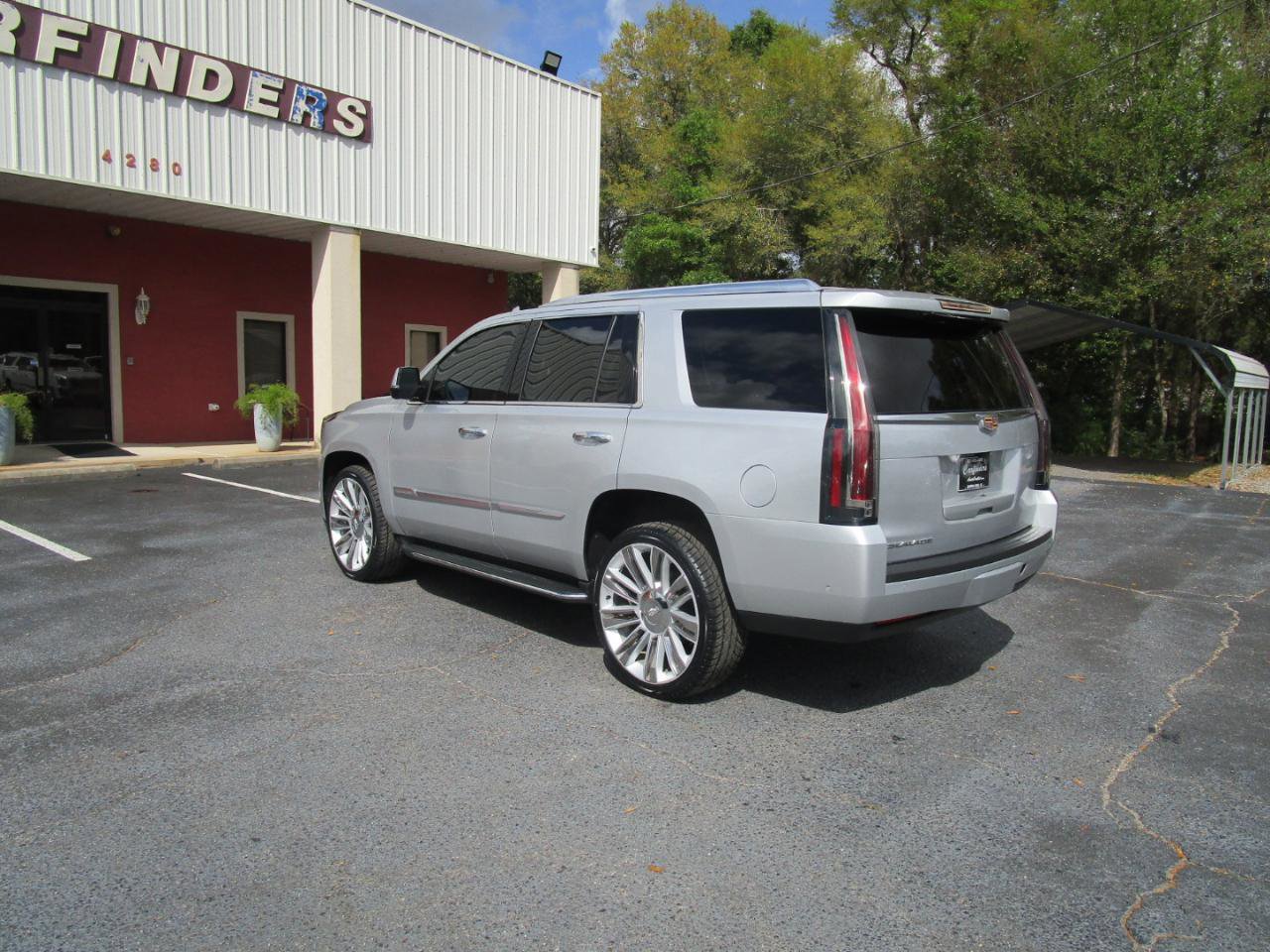 Used 2020 Cadillac Escalade Luxury RWD image 2