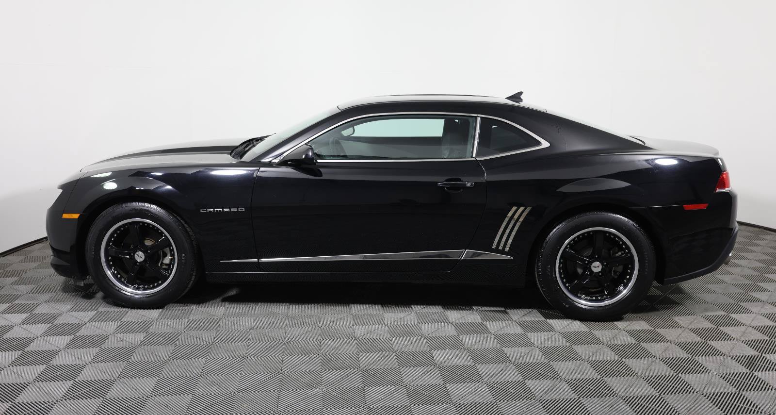 Used 2015 Chevrolet Camaro LS RWD image 8