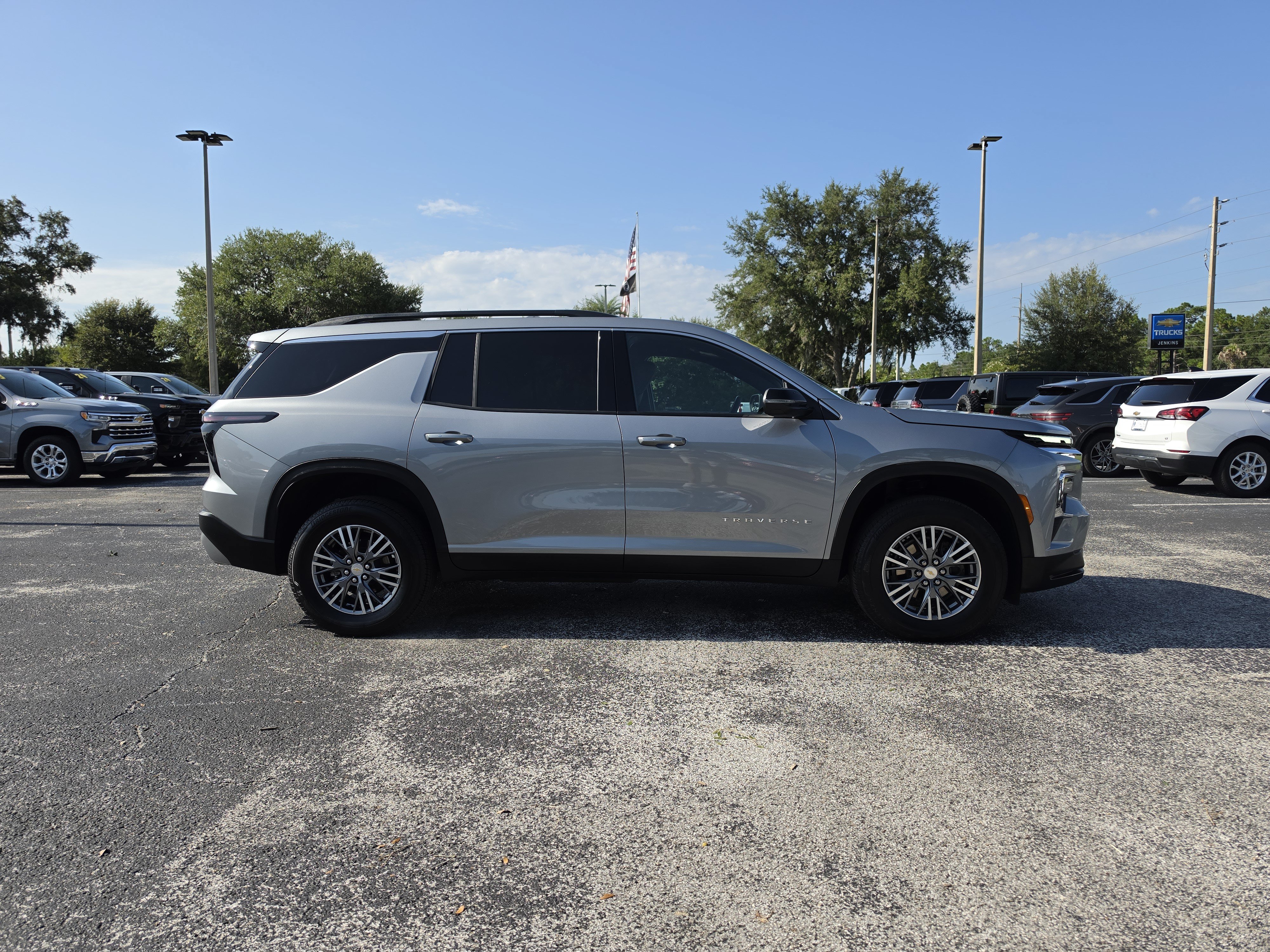 Used 2025 Chevrolet Traverse LT FWD image 3