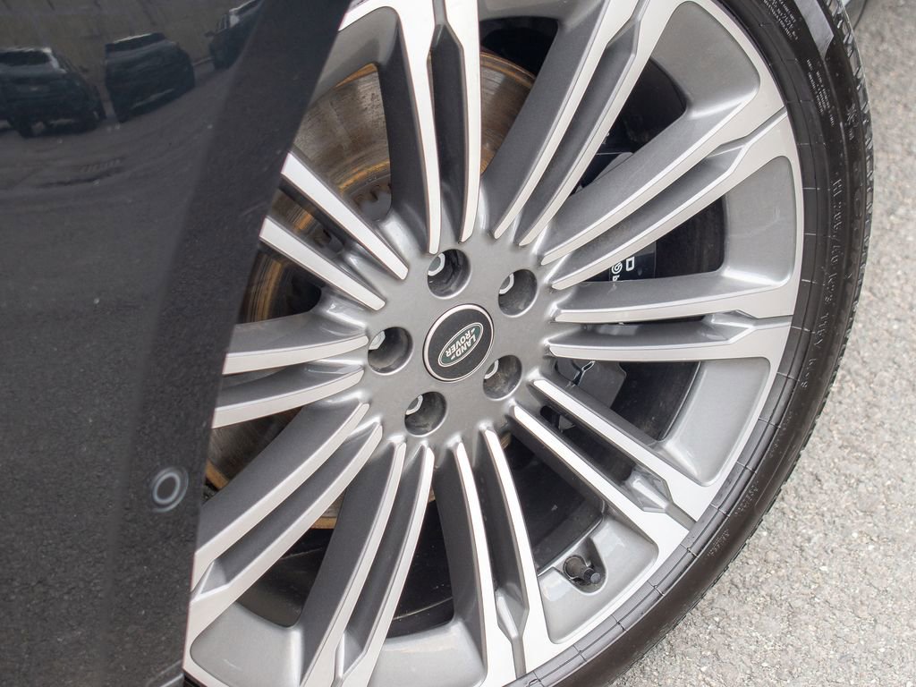 Certified 2025 Land Rover Range Rover SE image 9