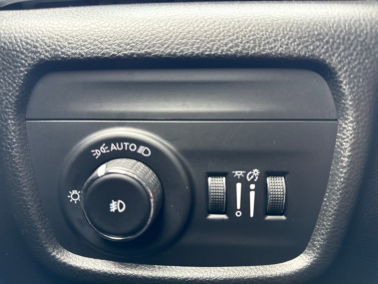 Used 2023 Jeep Grand Cherokee Limited image 30