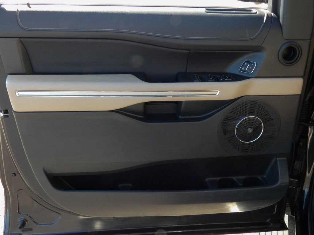Used 2024 Ford Expedition Limited image 11