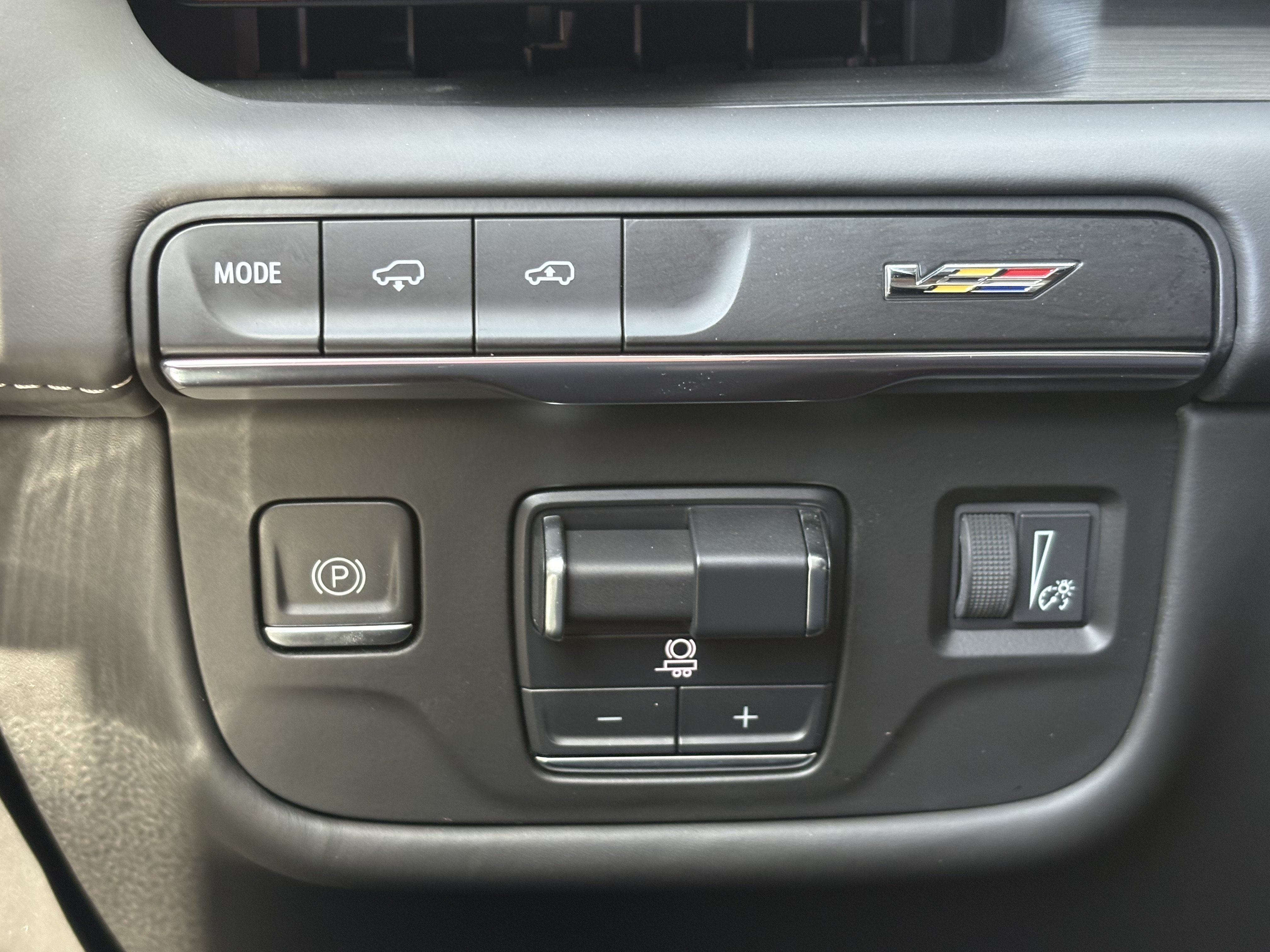 Certified 2024 Cadillac Escalade ESV V AWD/4WD image 33