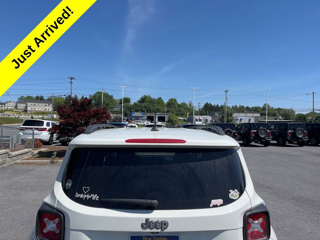 Used 2016 Jeep Renegade Latitude w/ Cold Weather Group FWD image 8