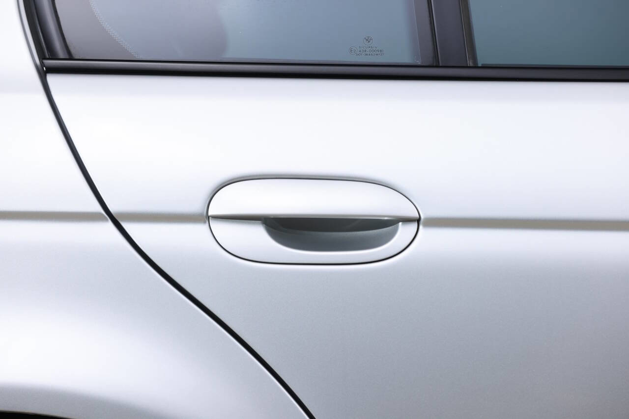 Used 2003 BMW M5 image 39