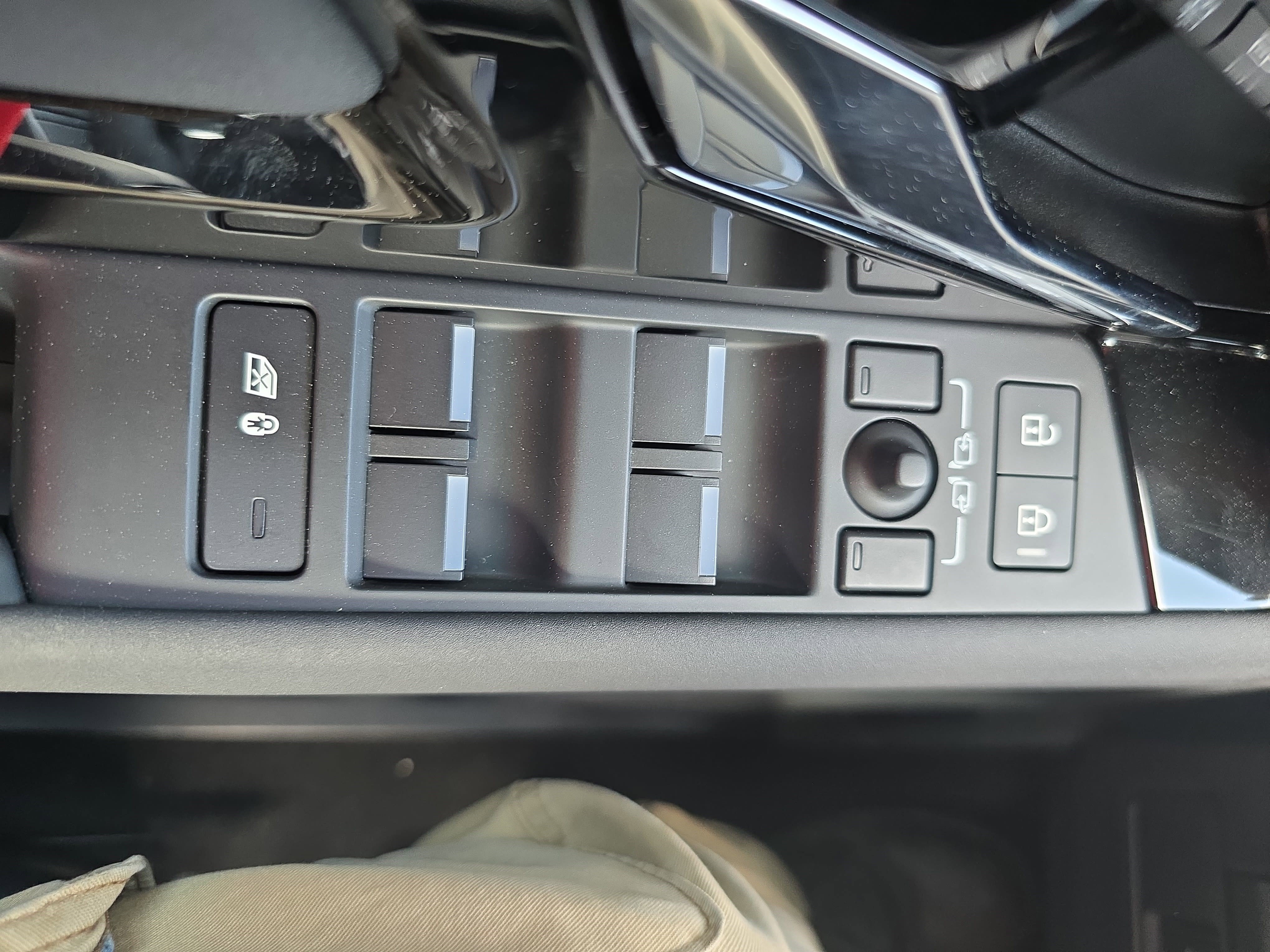 Used 2024 Land Rover Range Rover Evoque Dynamic SE image 27