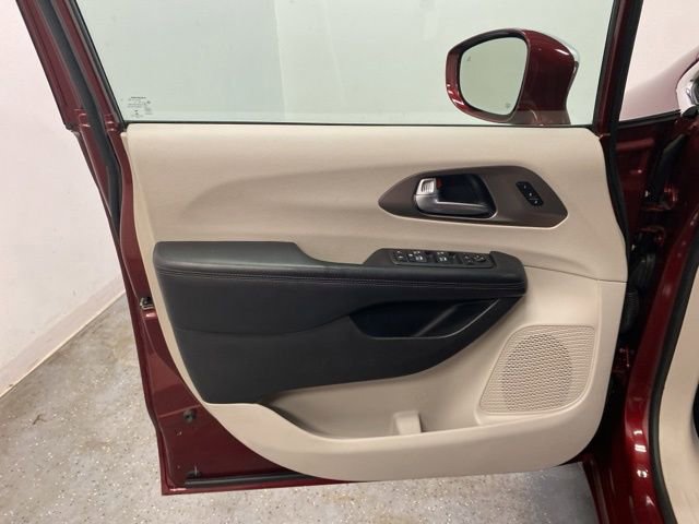 Used 2018 Chrysler Pacifica Limited image 22