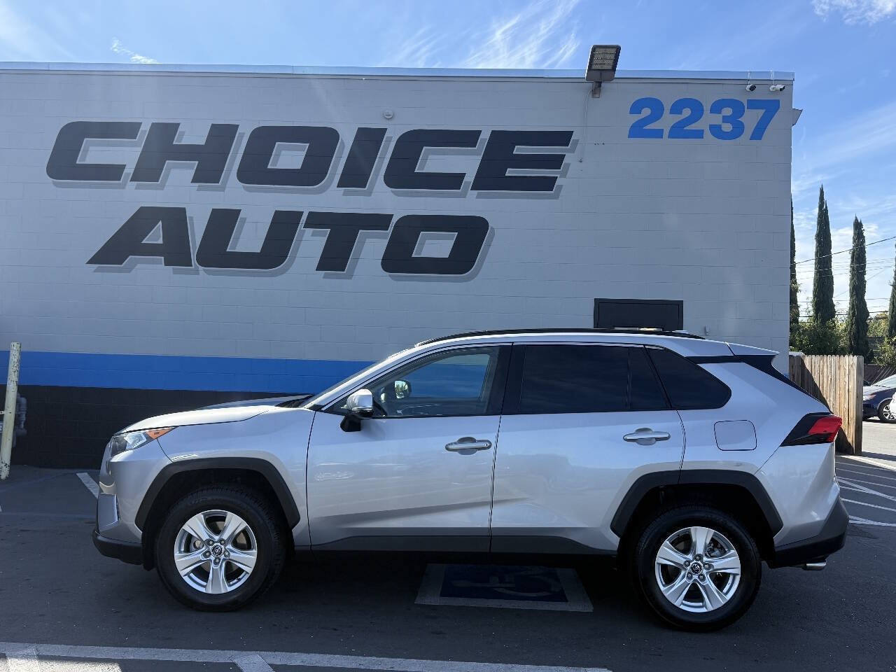 Used 2021 Toyota RAV4 XLE w/ XLE Grade Weather Package AWD/4WD image 23